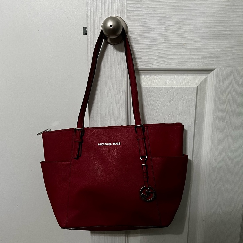 🔴MICHAEL Michael Kors Red Jet Set E W Top ZipTote